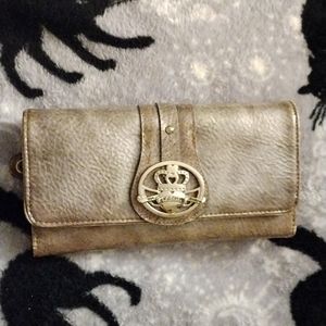 Kathy Van Zeeland Ladies trifold wallet in grey patent faux leather